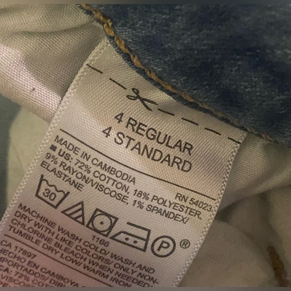 Old Navy Mid-Rise Jeans - Picture 4 of 4